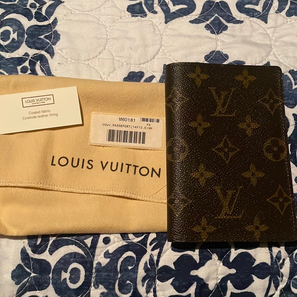 100% authentic Louis Vuitton monogram passport cover